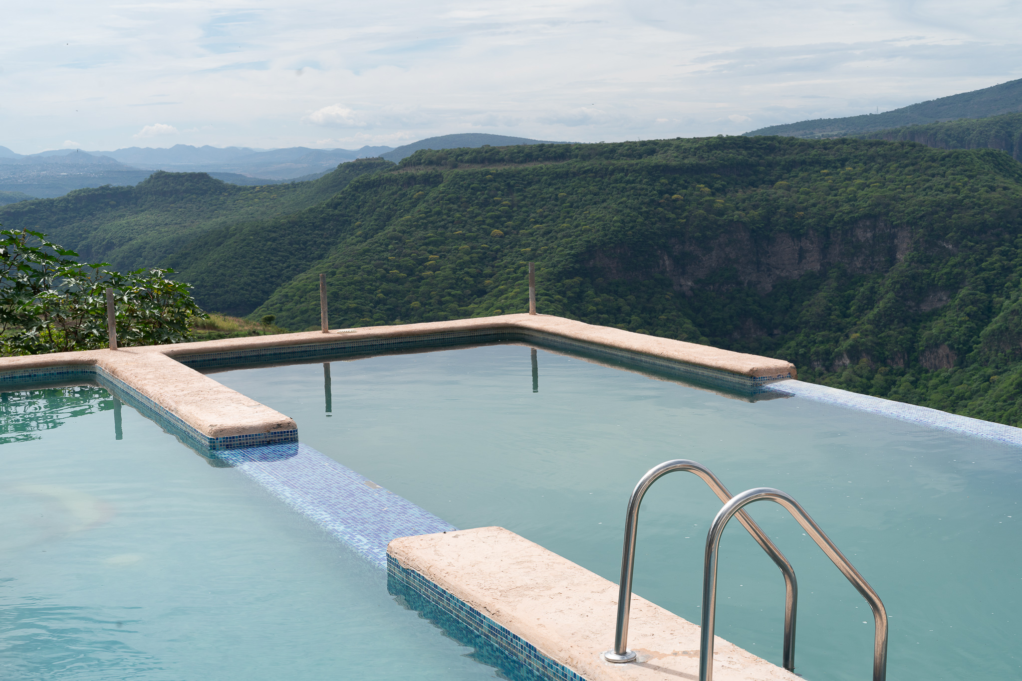 Alberca con vista de borde infinito hacia el paisaje