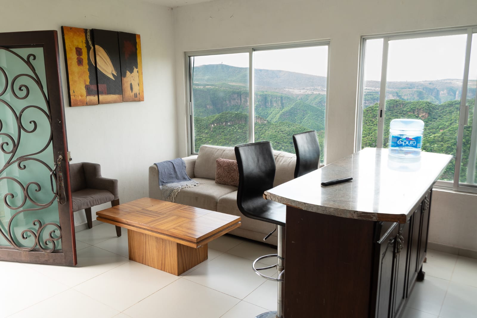 Sala de estar (Living Room) de Villa Aries con decoración moderna